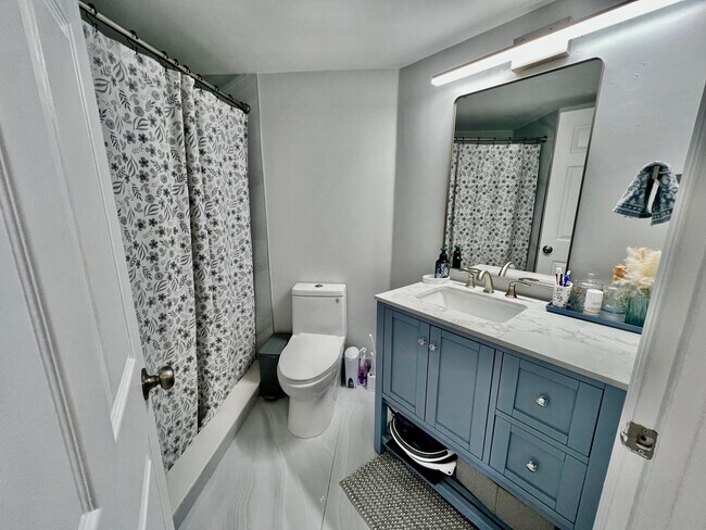 Building Photo - 2033 SE 10th Ave