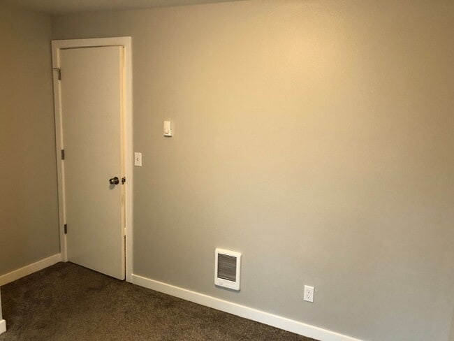 Building Photo - Completely updated 3 bedroom 1 bath duplex!