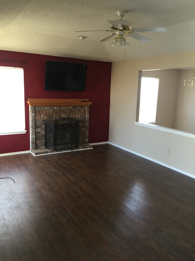 Building Photo - 6101 9th Dr