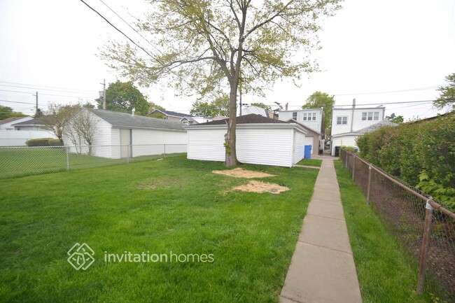 Building Photo - 5550 N Lotus Ave