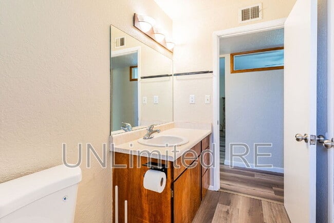 Building Photo - 2926 N Steves Blvd