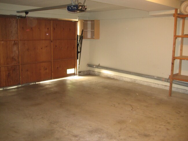 Building Photo - 4874 Thille St