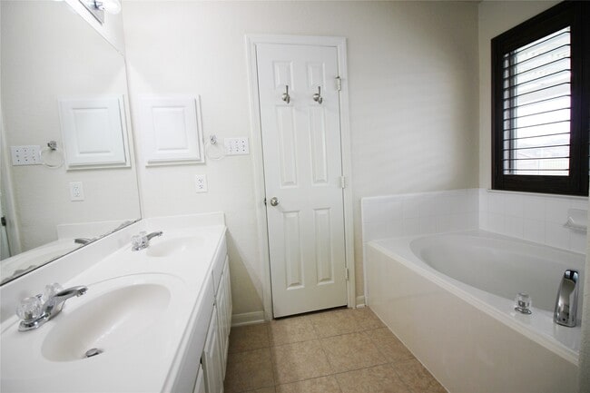 Building Photo - 21611 Britton Hill Way