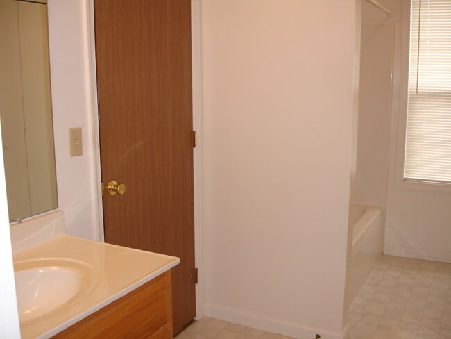 Building Photo - 147 Chelmsford Dr