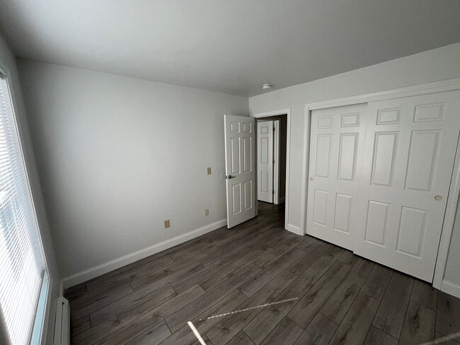 Building Photo - 2BD/1BA Second Floor Unit
