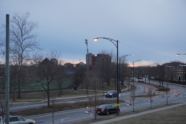 Building Photo - 867 E Pershing Rd