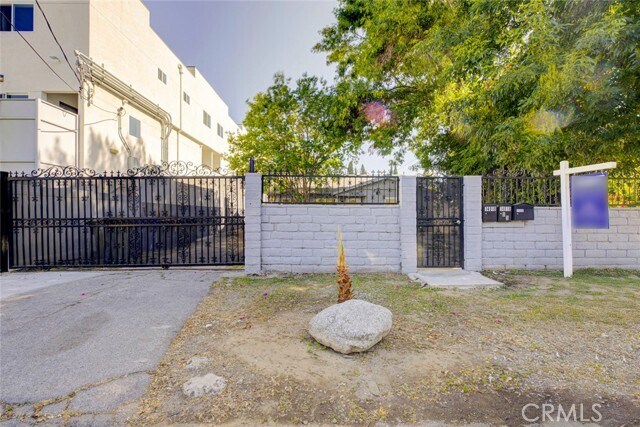 Building Photo - 14916 Wyandotte St