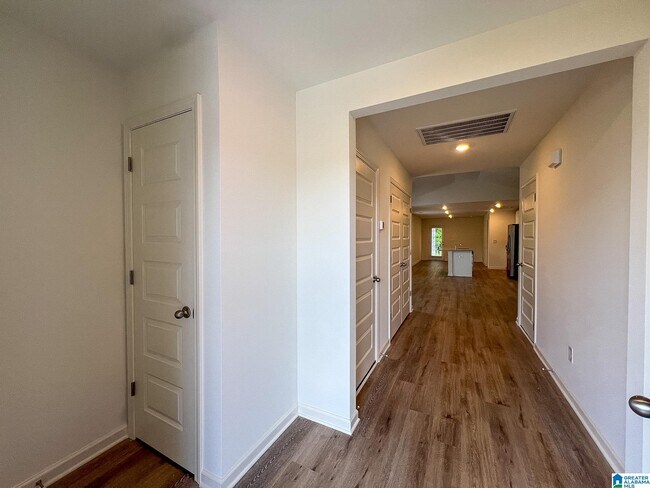 Building Photo - 301 Willoughby Rd