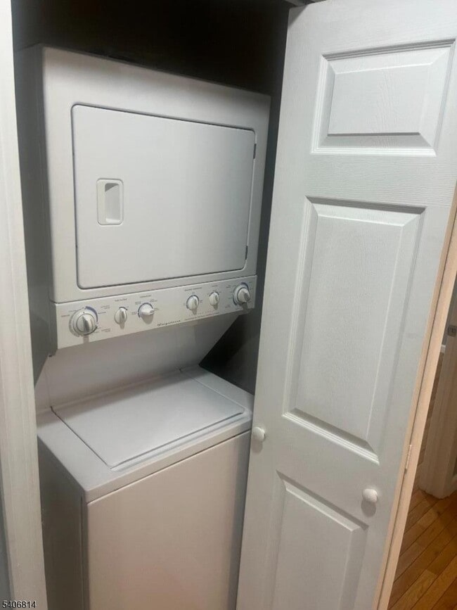 Building Photo - 710 27th St