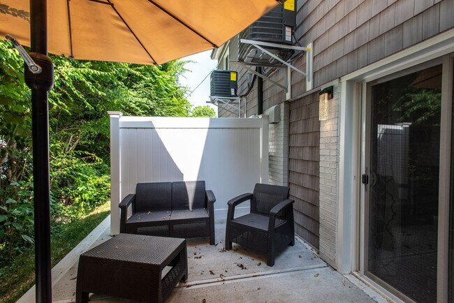 Building Photo - NEWLY RENOVATED 2BDRM TOWNHOMES