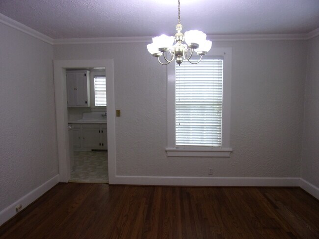 Building Photo - r1905b
