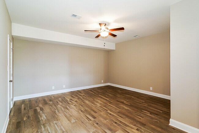 Building Photo - Spacious 4 Bed, 3 Bath Home with Fenced Yard and Garage