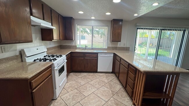 Building Photo - West Palmdale Home