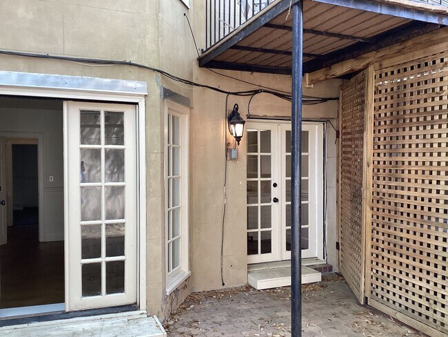 Building Photo - 431 Barnard St