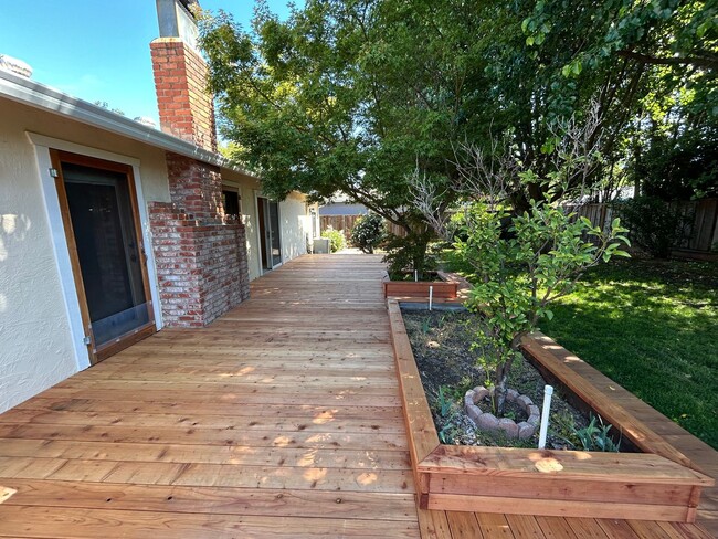 Building Photo - Nice Single Level Home with Attached Garag...