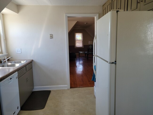 Building Photo - 4652 S Lenox St