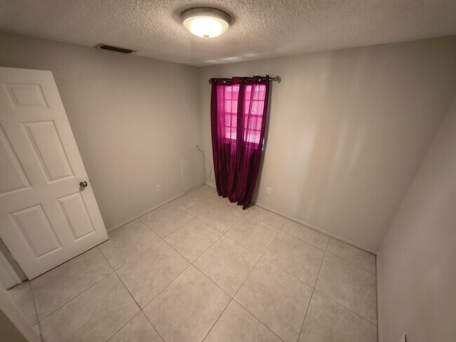 Building Photo - 561 Laura Ln