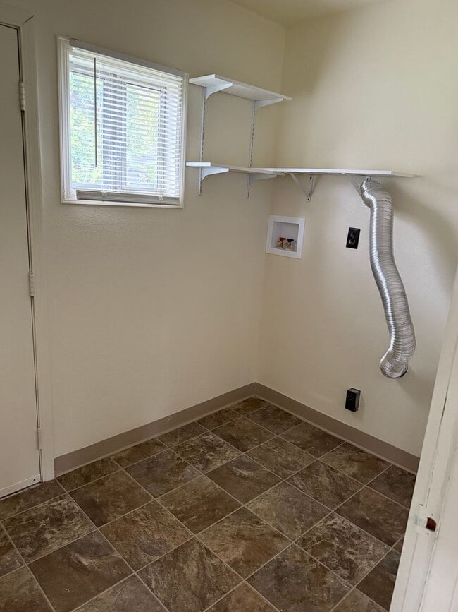 Building Photo - Cute 3 bed house, Great price!