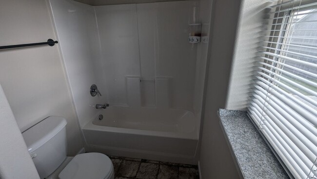 Building Photo - 3 Bed 2.5 Townhome