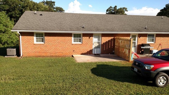 Building Photo - 5765 Bethlehem Rd