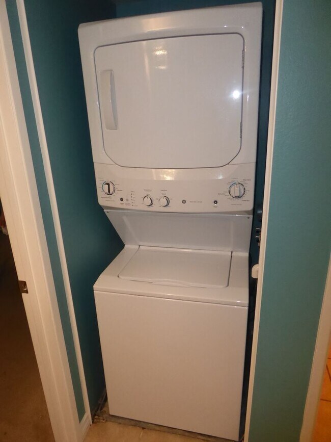 Building Photo - 2 Bedroom + Loft Condo for Rent in Canyon Country!