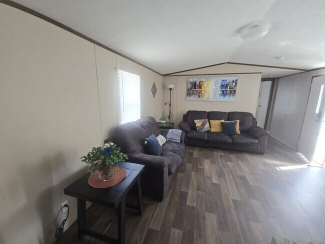 Building Photo - 790 N Broadway St