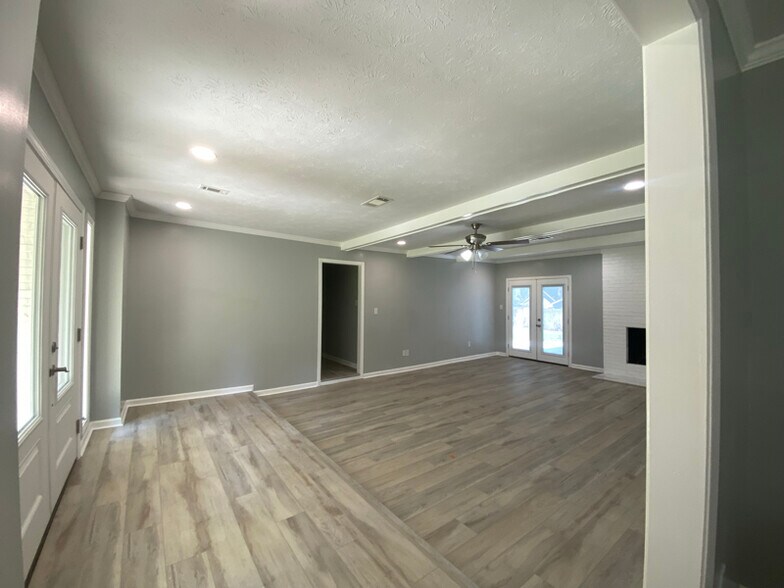 Building Photo - 200 Poplar Dr