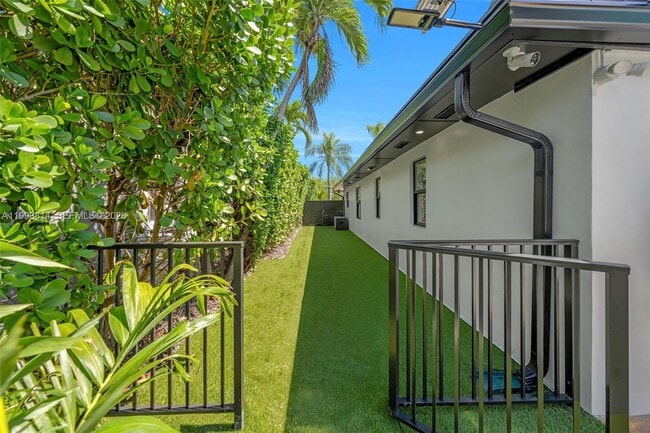 Building Photo - 5120 Carillo St