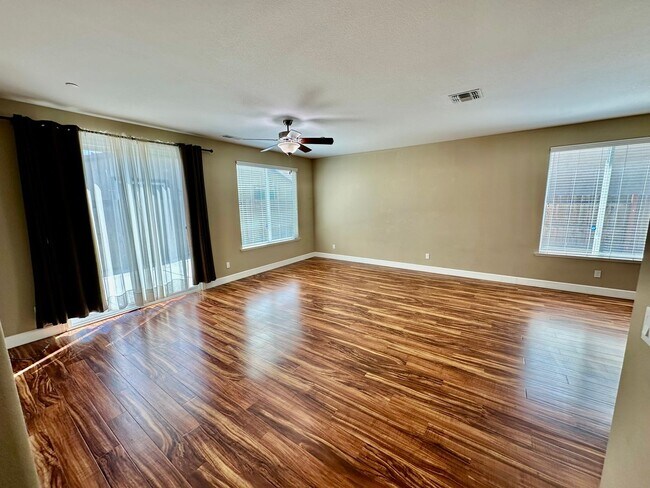Building Photo - 2487 N Mountainside Dr