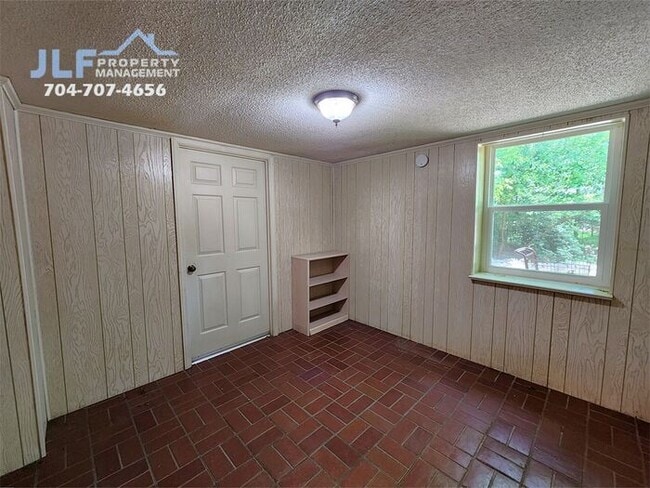 Building Photo - Spacious 3 Bed/2.5 Bath Duplex With Basement.