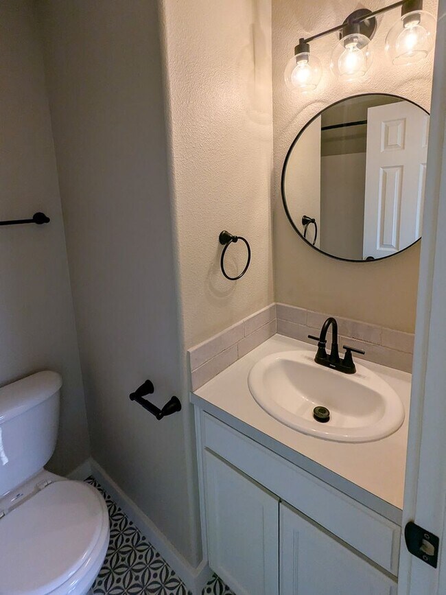 Building Photo - 1497 Golden Ln N