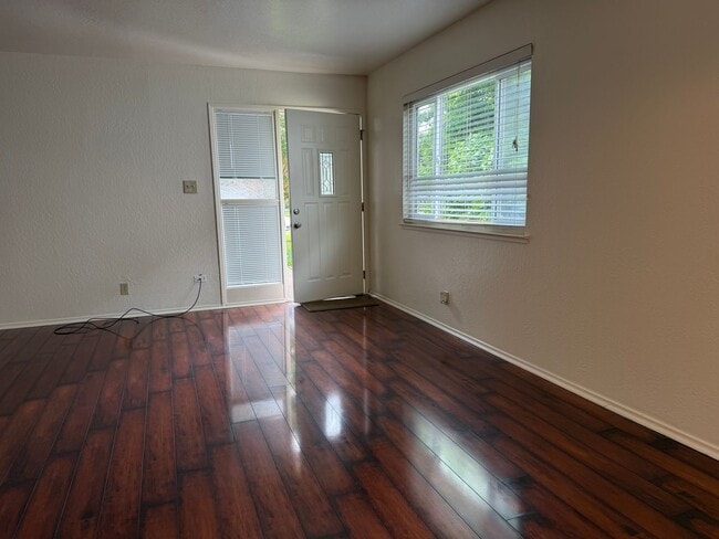 Building Photo - 2 story updated townhouse In Rosemont 2/1