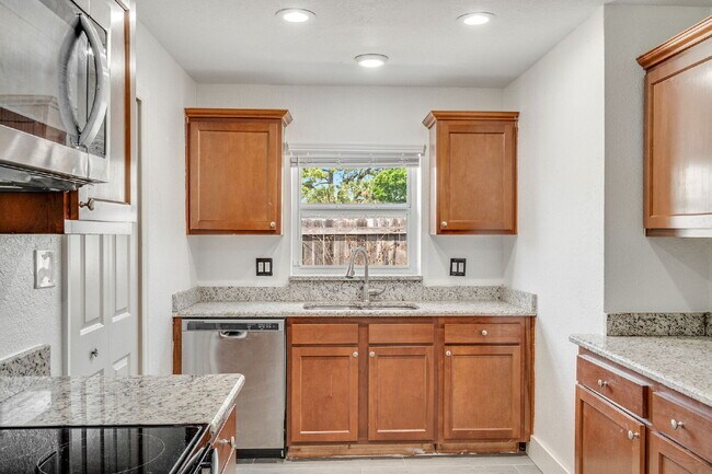 Building Photo - Remodeled 3/2 in Central Merritt Island!