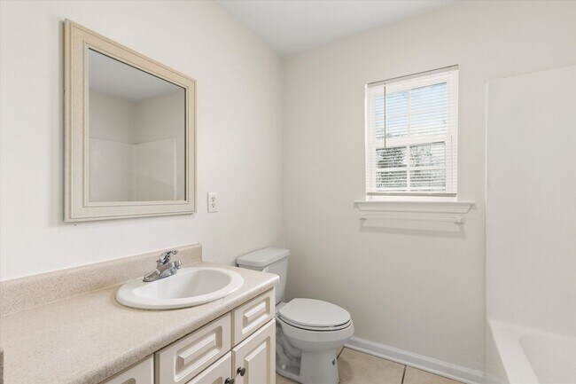 Building Photo - 735 Putnam Dr