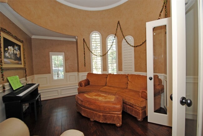 Building Photo - 15823 Medina Lake Ln