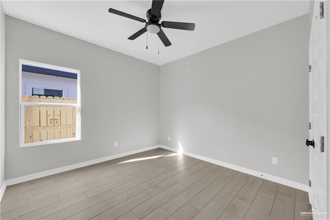 Building Photo - 909 W 13th St