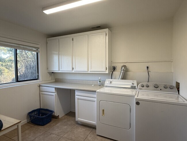 Building Photo - 539 Hatfield Dr