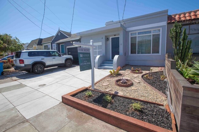 Primary Photo - Stunning 2BD/1BA Contemporary Home with Pa...