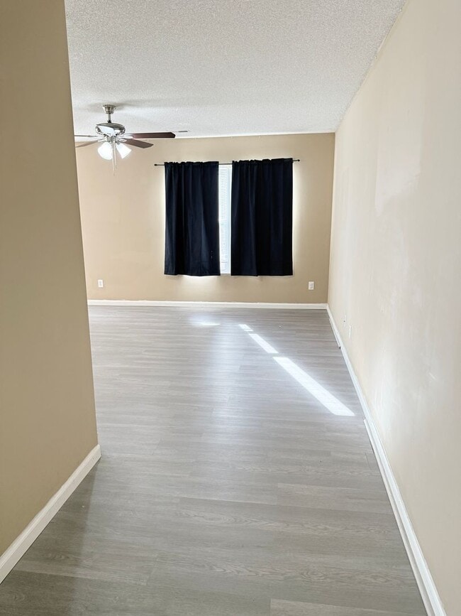 Building Photo - Great Townhome!