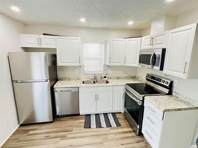 Building Photo - 1121-1123 N Andrews Ave