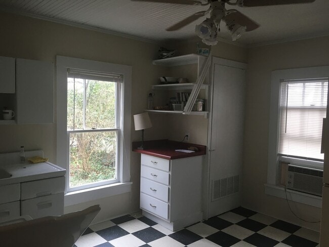 Building Photo - Live Easy on Easy St.!