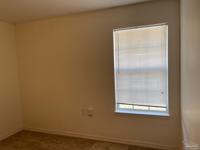 Building Photo - 6737 Summit Dr