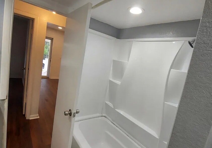 Building Photo - 824 Valencia Ave