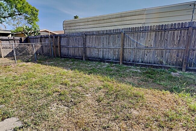 Building Photo - 2709 Mnr Hl Dr