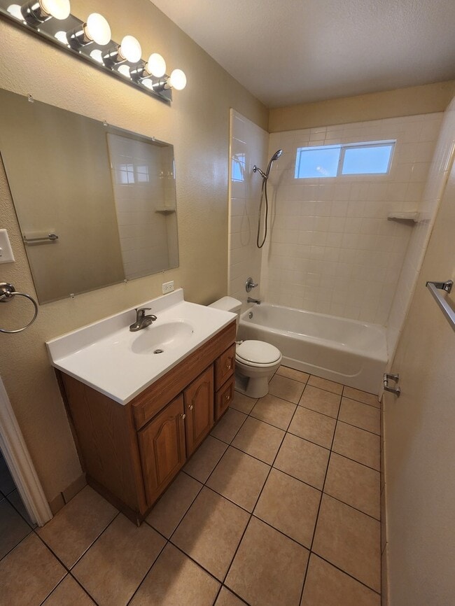 Building Photo - 3 bed 2 bath home, 1 car garage