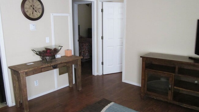 Building Photo - Lovely Fully Furnished 2 bed, 1 bath home