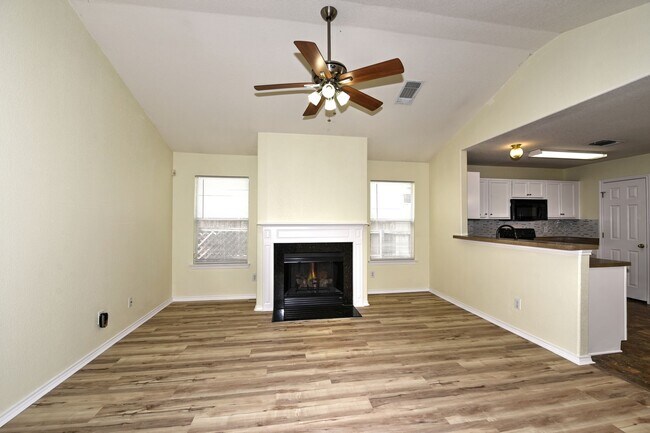 Building Photo - GREAT SINGLE STORY HOME  |  DECK REDONE CL...