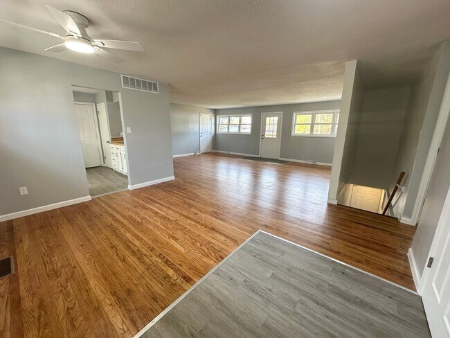 Building Photo - Beautifully Renovated 4 bedroom / 2 bath home in cul-de-sac!