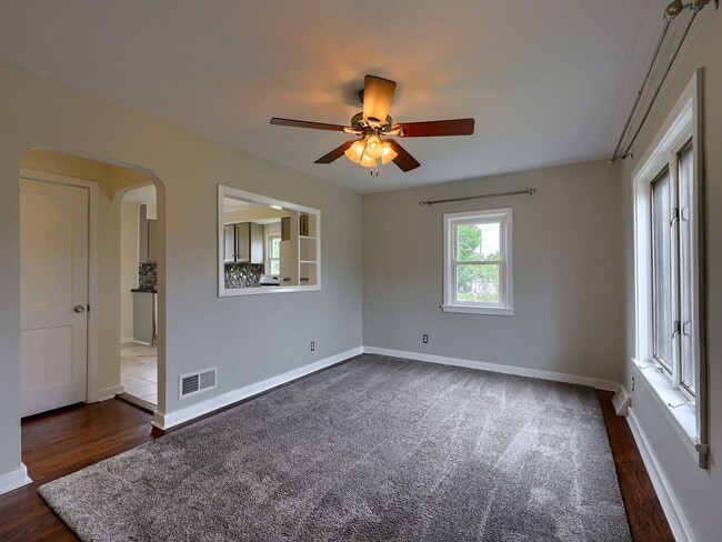 Building Photo - Adorable 2 Bedroom Single Family Home