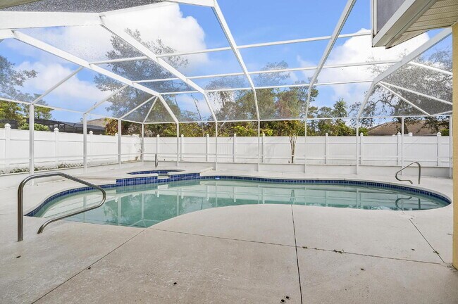 Building Photo - Palm Harbor Pool Home